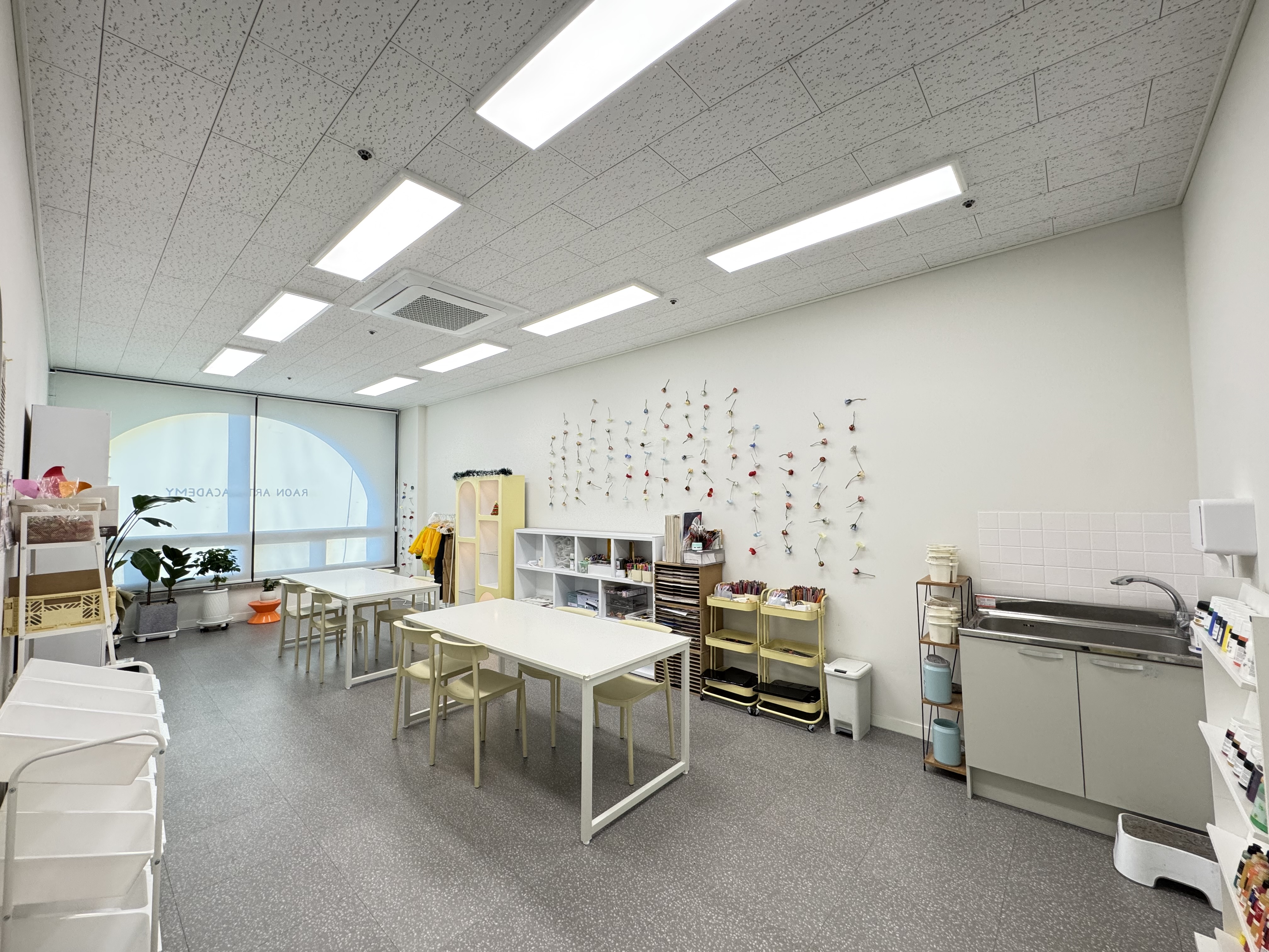 관저라온미술학원 대강의실 전문 미술 도구 보유